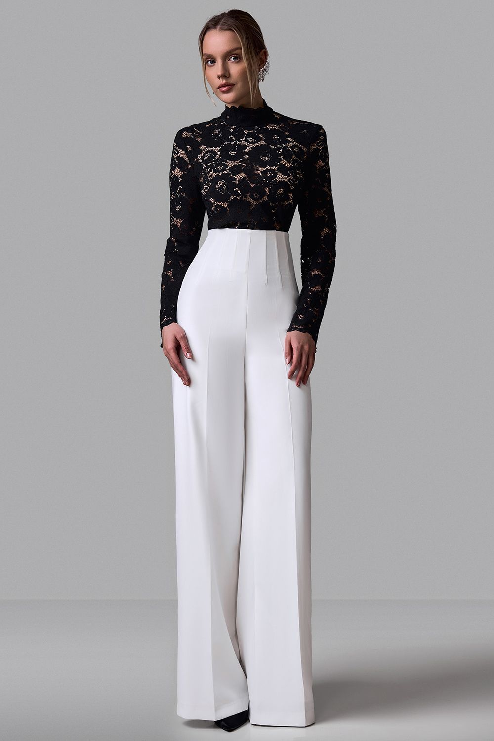 Blusa de encaje con cuello alto