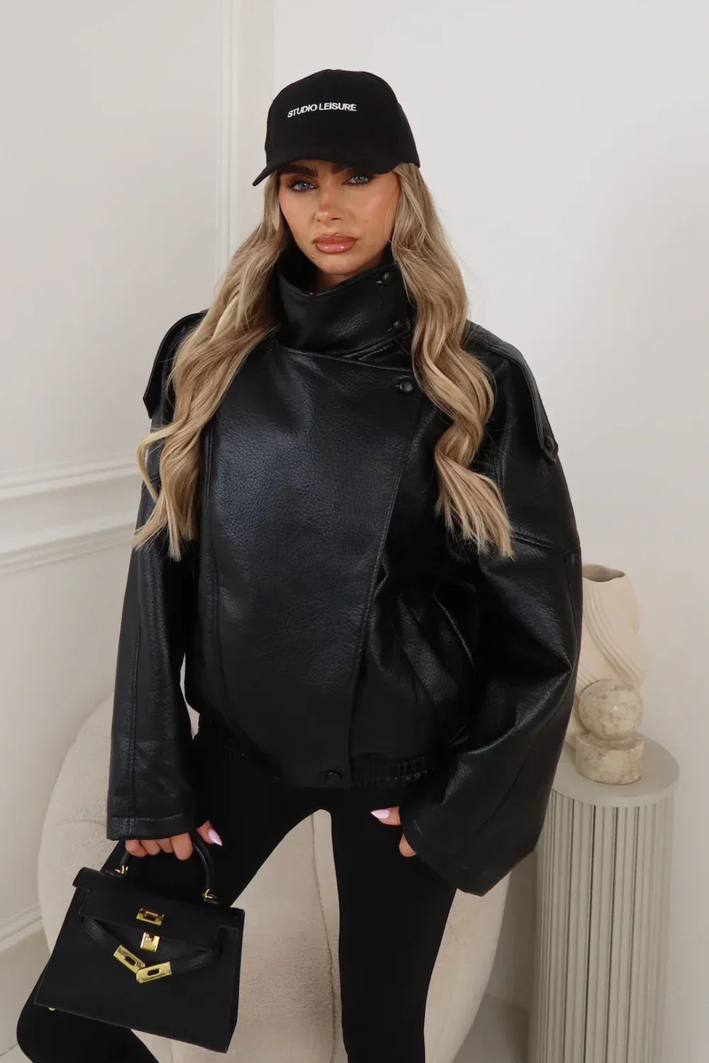 CHAQUETA DE CUELLO ALTO DE CUERO SINTÉTICO NEGRO ACE