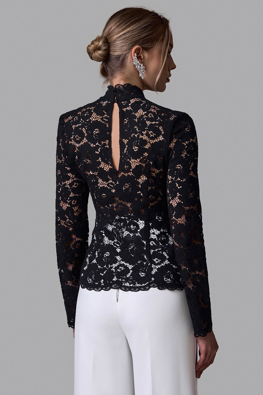 Blusa de encaje con cuello alto
