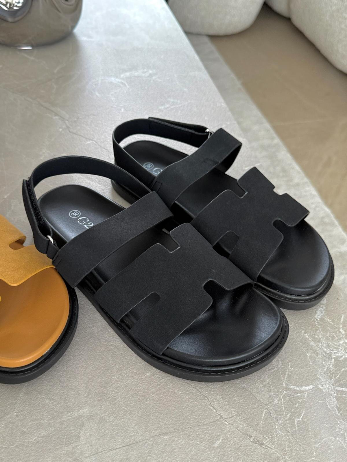 SANDALIAS NEGRAS CATERINO
